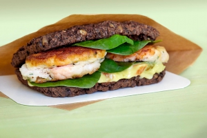 Ristet Rug laver rugbrødssandwich med fiskefrikadelle, kartofler og frikadelle på Rebel Food street food-markeder i København med deres kærlighed for nordisk fastfood, gode råvarer og det danske rugbrød.