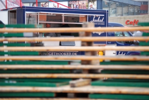 Hooked har skabt en herlig menu af havets frugter og præsenterer blandt andet den legendariske amerikanske lobster roll - en rigtig hummer-hotdog! Find den på Rebel Food street food markeder i København