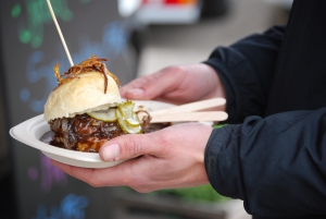 Bøfsandwich med sovs eller uden sovs er en rigtig dansk fast food-klassiker og nu kan du finde den på Rebel Food street food markeder i København.