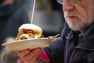 Bøfsandwich med sovs eller uden sovs er en rigtig dansk fast food-klassiker og nu kan du finde den på Rebel Food street food markeder i København.