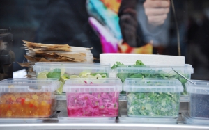 Jonathans Madcykel serverer ægte latinamerikansk gademad fra sin cykel i København på Rebel Food street food-markeder. Du finder en autentisk mexicansk menu bestående af tacos, quesadillas og friterede yuca, også kendt som kassavarødder - en slags tropisk rodfrugt.