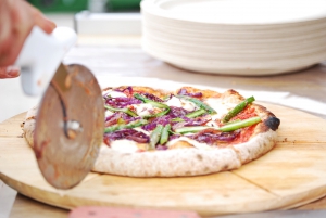 Bike and Bake bager de bedste, økologiske, italienske pizza i en mobil stenovn varmet med brænde på Rebel Food street food markeder i København