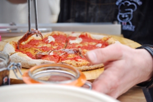 Bike and Bake bager de bedste, økologiske, italienske pizza i en mobil stenovn varmet med brænde på Rebel Food street food markeder i København