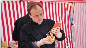 Hegnetlund Hotdogs laver en klassisk ristet hotdog med det hele. Pølsen er røget og krydret med lidt hvidløg, hjemmelavet pølsebrød på briochedej, god hjemmelavet sennep, krydret ketchup smagt til med kanel og stjerneanis, hjemmerørt remoulade, hjemmesyltede agurker og friterede løg.