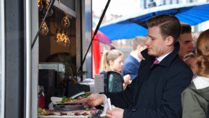 Street food fra Rebel Food er perfekt til et firmaarrangement, når I ønsker en unik og anderledes oplevelse, hvor I kan møde samarbejdspartnere og kolleger over en anderledes form for gastronomisk oplevelse.